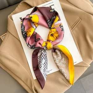 Foulard Carré Noir, Jaune et Rose Motif Floral en Satin de Soie Luxe