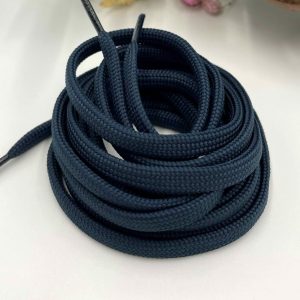 Lacets plats Navy – Au choix : noir, bleu foncé, blanc – Polyester recyclé – Longueurs : 90 ou 120 cm – Largeur : 7 mm – Maé